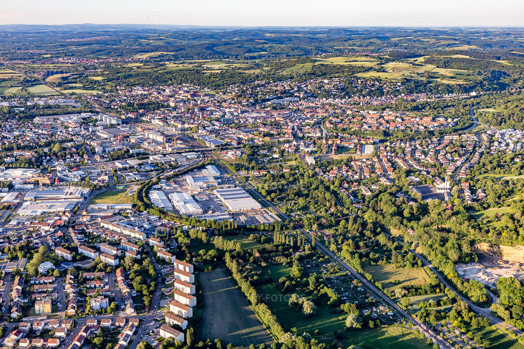 Luftbild: Stadtgebiet mit Außenbezirken und Innenstadtbereich in Bruchsal im Bundesland Baden-Württemberg in Deutschland. Foto: IMG_115259.jpg vom 13.06.2019 durch Werner Riehm/FLY-FOTO.de