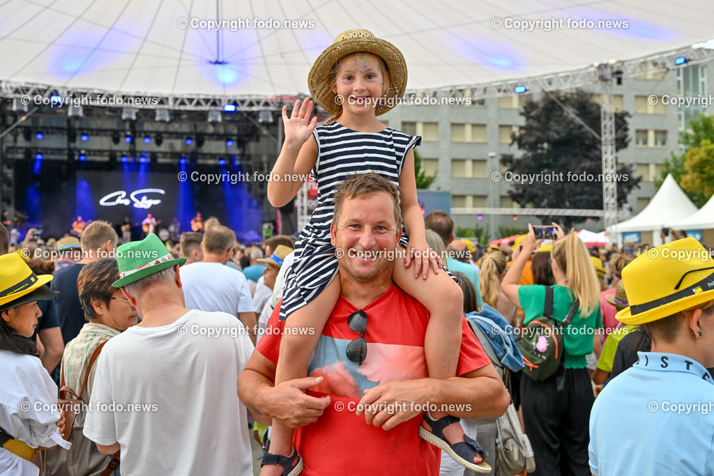 Linzer Kronefest 2023_ 18.08.2023-44 | 18.08.2023, Linzer Kronefest 2023, AUT, im Bild Linzer Kronefest 2023, Hauptbuehne

Michael Springer (43, Rohrbach) und Tochter Lisa (7)
