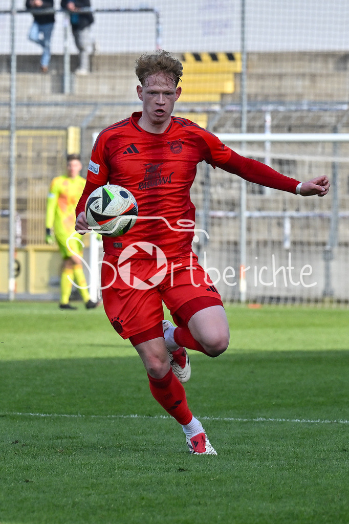FC Bayern Amateure - 1. FC Schweinfurt 05 | am Ball Lennard BECKER (FC Bayern München II #6) / Einzelfoto / Freisteller / Regionalliga Bayern: FC Bayern Muenchen II - 1. FC Schweinfurt 1905, Gruenwalder Stadion am 22.02.2025