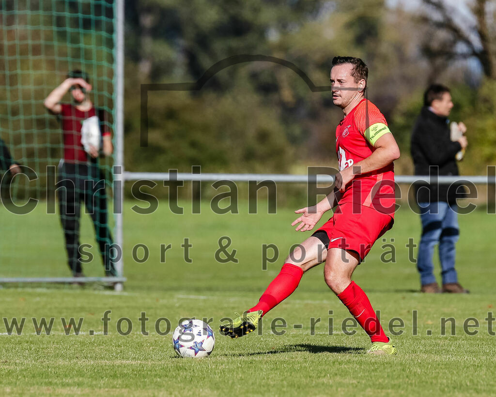2023-10-22_047_SpVgg_Eichenkofen_gegen_SpVgg_Altenerding_II | Erding, Deutschland, 22.10.2023:
Fußball, A-Klasse 2023 / 2024, 12. Spieltag, SpVgg Eichenkofen gegen SpVgg Altenerding II, Endergebnis: 3:1

Manuel Mundigl (SpVgg Eichenkofen, #22)

Foto: Christian Riedel / fotografie-riedel.net