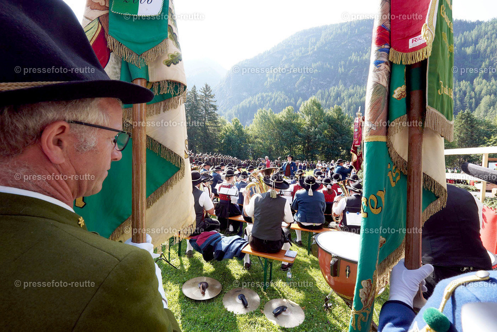 a-news-2023-Juli23-Regimentsschuetzenfest-FELDMESSE-ww-DSC02195 | Info aus dem Bezirk Reutte/Ausserfern Tirol sowie eine umfangreiche Bilddatenbank über die gesamte Region: Lechtal, Talkessel Reutte, Tannheimertal, Zwischentoren. Lech, Plansee, Zugspitze, Grenztunnel, B179, Fernpassstraße, Verkehr, Lawinen, Tradition, - Realisiert mit Pictrs.com