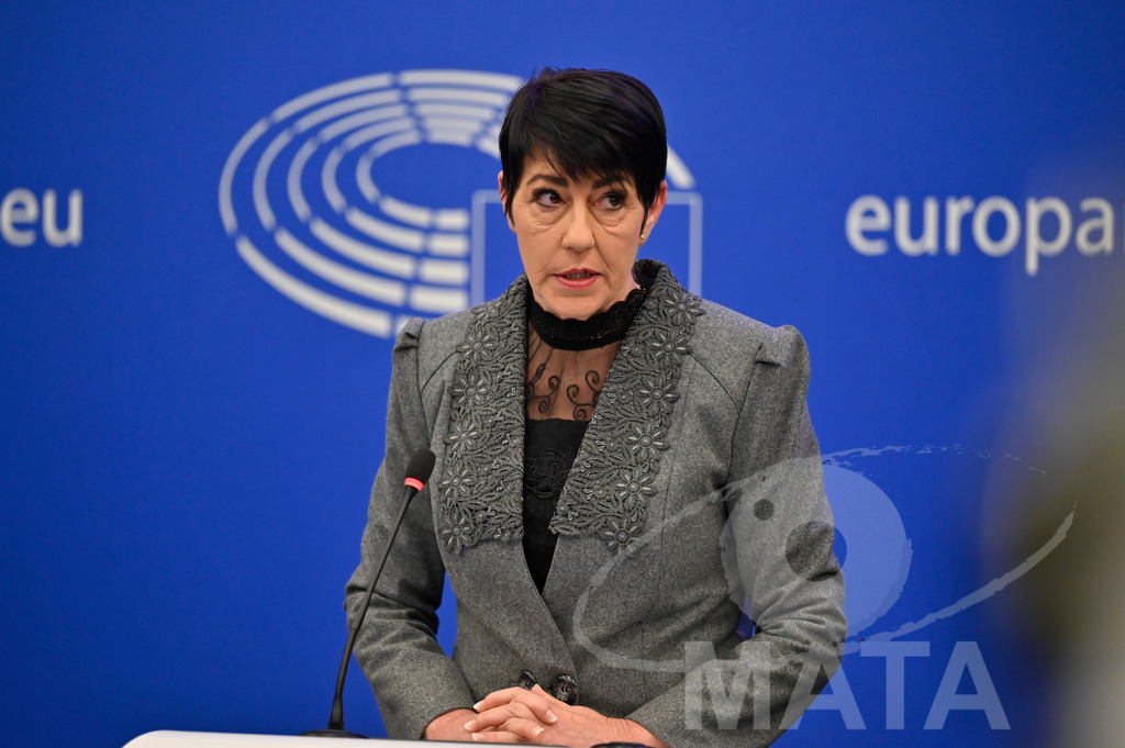 _DWI0164 | Politikerin Christine Anderson bei einer Pressekonferenz zum Thema ' Alarmierende Statistiken zu den Folgen des COVID-Lockdowns' im Europäischen Parlament. Straßburg, 18.01.2023 - Realisiert mit Pictrs.com