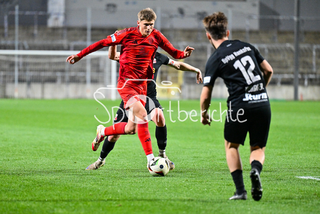 FC Bayern Amateure - SpVgg Hankofen-Hailing | im Duell Magnus DALPIAZ (FC Bayern München II #2) und Tobias RICHTER (Hankofen 10) / Brian WAGNER (Hankofen 12) / Zweikampf / Regionalliga Bayern: FC Bayern Muenchen II - SpVgg Hankofen-Hailing, Gruenwalder Stadion am 28.03.2025