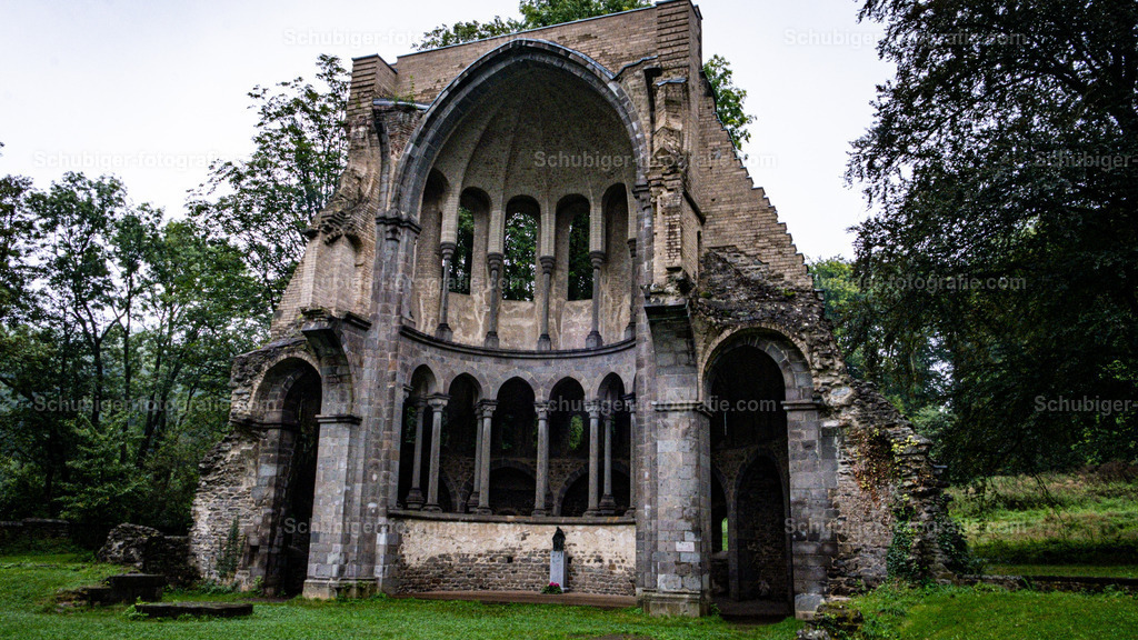 Klosterruine Heisterbach | Das Kloster Heisterbach war eine Zisterzienser-Abtei im Siebengebirge auf dem heutigen Stadtgebiet von Königswinter. Die Klosterruine Heisterbach liegt zwischen Oberdollendorf und Heisterbacherrott im Tal des Heisterbachs, eines orographisch linken Zuflusses des Dollendorfer Bachs. Wikipedia - Realisiert mit Pictrs.com