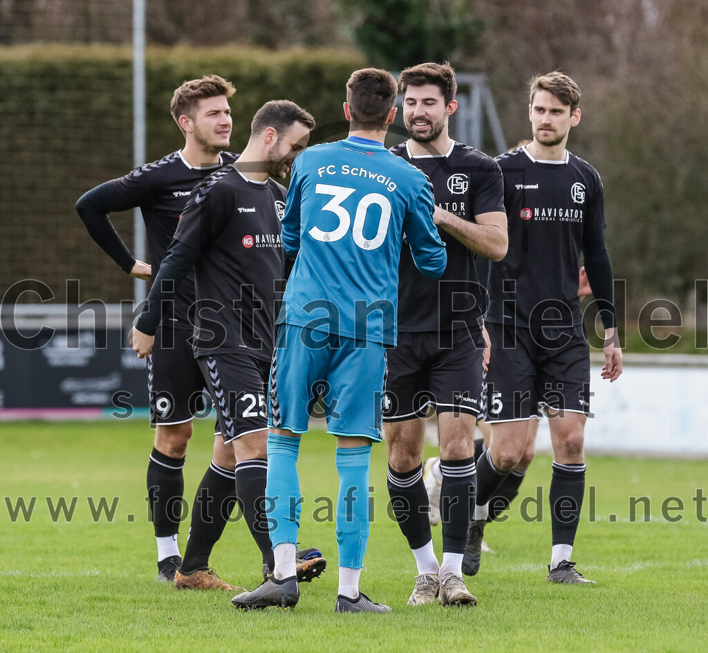 2024-02-24_010_FC_Schwaig_gegen_TSV_1880_Wasserburg | Oberding, Deutschland, 24.02.2024:
Fußball, 2. Runde Qualifikation TOTO-Pokal 2023 / 2024, 1. Spieltag, FC Schwaig gegen TSV 1880 Wasserburg, Endergebnis: 2:3

Torwart Philipp Strunk (FC Schwaig, #30), Johannes Empl (FC Schwaig, #14)

Foto: Christian Riedel / fotografie-riedel.net