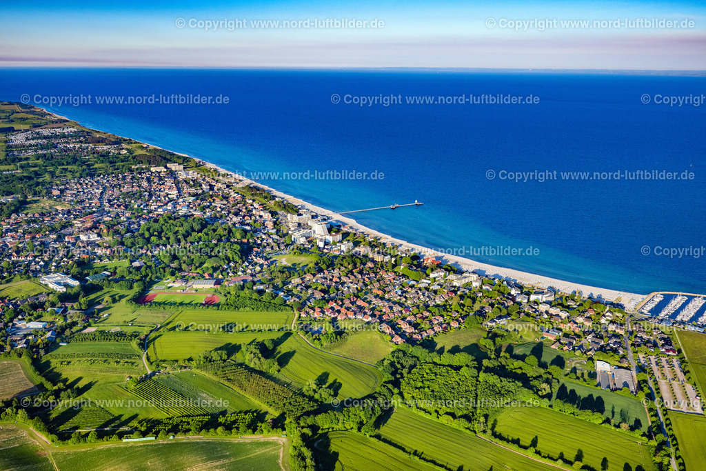 Grömitz_ELS_8548030622 | GRöMITZ 03.06.2022 Küsten- Landschaft am Sandstrand der Ostsee in Grömitz im Bundesland Schleswig-Holstein, Deutschland. // Coastline on the sandy beach of Baltic Sea in Groemitz in the state Schleswig-Holstein, Germany. Foto: Martin Elsen
