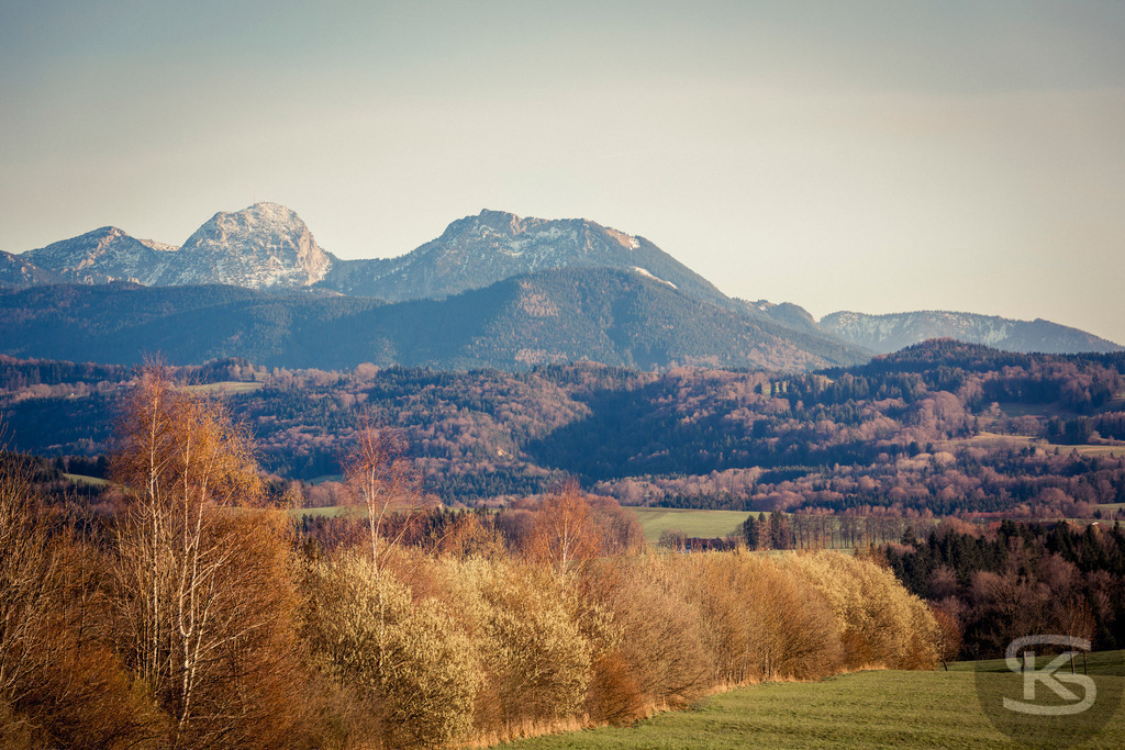 Neblige Voralpenlandschaft im Herbst - Bergpanorama Bayern | Atmosphärisches Panorama der nebelverhangenen Voralpenlandschaft im herbstlichen Licht. Sanfte Hügel, herbstliche Wälder und mystischer Dunst vereinen sich zu einer malerischen Szenerie in Süddeutschland mit Blick auf die Alpen. - Realisiert mit Pictrs.com