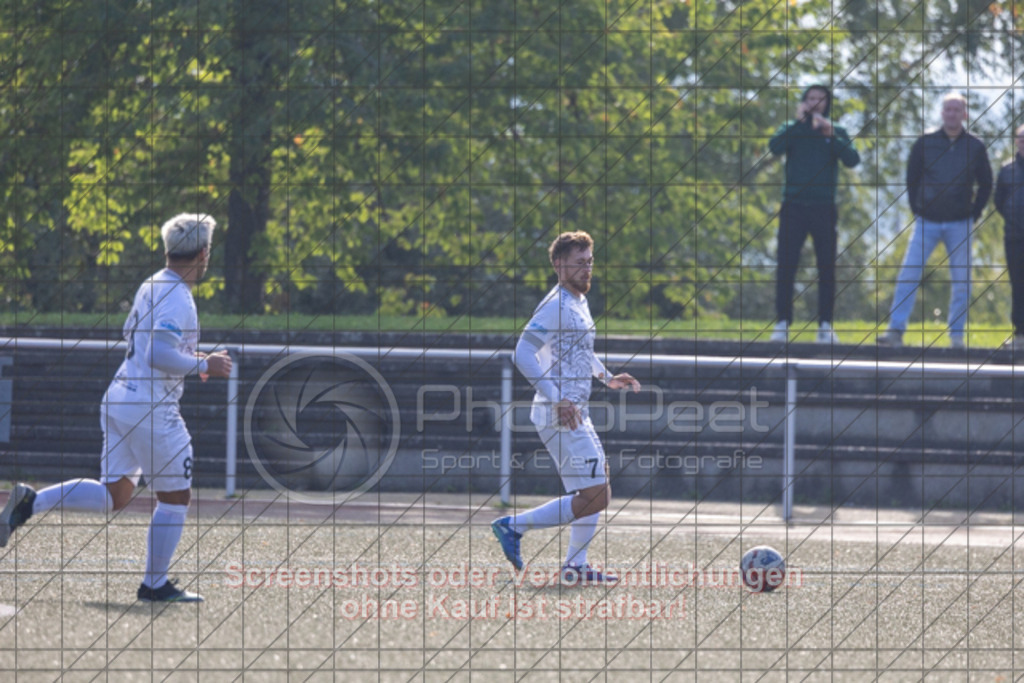 20250928_161810_0159 | #,TSG Salach (weiß) vs. TSV Berkheim (blau), Fußball, Bezirksliga - Bezirk Neckar/Fils, 06. Spieltag, Saison 2025/2026, Kunstrasensportplatz, Staufenecker Straße, 73084 Salach, 28.09.2025 - 15:00 Uhr,Foto: PhotoPeet-Sportfotografie/Peter Harich