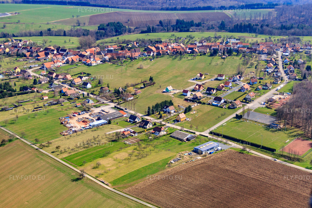 Vue aérienne: Vue de la ville depuis l'ouest à Weislingen dans le département Bas Rhin, France – .Photo: IMG_38488.jpg prise le 20/03/2011 par Werner Riehm/FLY-FOTO.eu – Résolution de l'original: 4752 x 3168 px