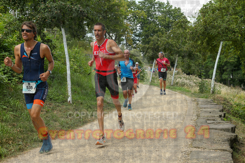 250824_1346_EX1_3586 | Sportfotografie im Rhein-Sieg Kreis, Köln, Bonn, NRW, Rheinland Pfalz, Hessen, etc. Unser Tätigkeitsfeld umfasst den Laufsport vom Volkslauf über den Marathon, Duathlon, Triathon bis zum Ultralauf wie Kölnpfad Ultra oder Schindertrail.
