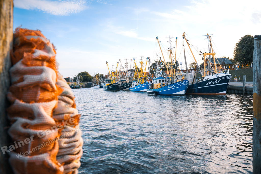 20220728 Greetsiel 114 R Ganske | Onlineshop mit Bildern von Stränden, Häfen und Meer. Leinwände, Poster, Kalender und andere Materialien erhältlich. Kommerzielle Lizenzen möglich.  - Realisiert mit Pictrs.com