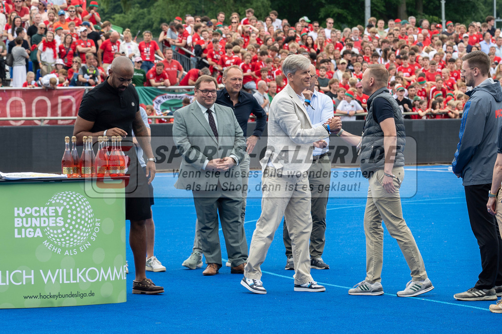 Final4_20250601-1616-Z82_9480 | Krefeld, Deutschland, 01.06.2025:  Feldhockey Final4 2025 – „Deutsche Feldhockey-Meisterschaften 2025“ Crefelder HTC - Rot-Weiss Köln (Finale Herren) im Gerd-Wellen-Hockeyanlage am 01.06.2025 in Krefeld, Deutschland. (Foto von Kramhöller/Fehrmann/Kaste)Krefeld, Germany, 01.06.2025: Feldhockey Final4 2025 – „Deutsche Feldhockey-Meisterschaften 2025“ Harvestehuder HTC - Düsseldorfer HC (Finale Damen) in Gerd-Wellen-Hockeyanlage at 01.06.2025 in Krefeld, Deutschland. (Foto from Kramhöller/Fehrmann/Kaste)