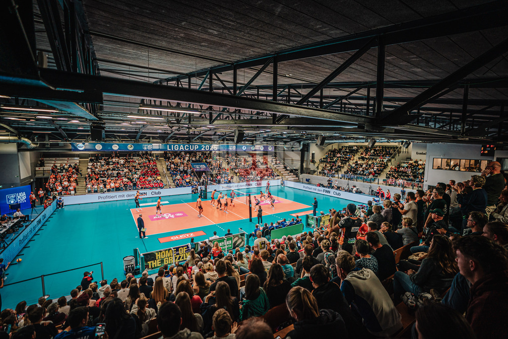 Volleyball | Herren | Saison 2025/2026 | Volleyball Ligacup | Finale | SVG Lüneburg vs. Berlin Recycling Volleys | 12.10.2024 | Die volle Halle beim Finale des Ligacups
