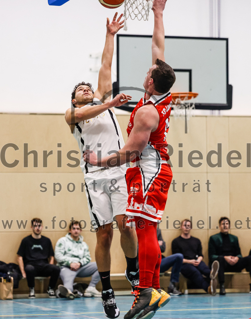 2022-12-03_043_TSV_Vaterstetten_gegen_TG_Landshut | Vaterstetten, Deutschland, 03.12.2022:
Basketball, Bayernliga Herren Südost 2022 / 2023, 7. Spieltag, TSV Vaterstetten gegen TG Landshut, Endergebnis: 71:78

Jonathan Andre (TSV Vaterstetten, #5), Florian Meingast&nbsp;(TG Landshut, #15)

Foto: Christian Riedel / fotografie-riedel.net