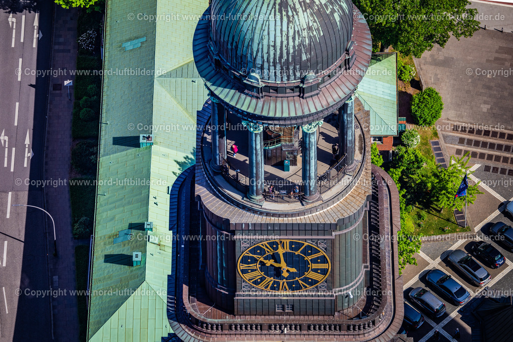 Hamburg_St. Michaelis_Michel_Turm_Uhr_ELS_5982090525 | HAMBURG 09.05.2025 Hauptkirche Sankt Michaelis "Michel" im Stadtteil Neustadt in Hamburg, Deutschland. Weiterführende Informationen bei: Hauptkirche St. Michaelis. // Main church Sankt Michaelis "Michel" in the district Neustadt in Hamburg, Germany. Further information at: Hauptkirche St. Michaelis. Foto: Martin Elsen
