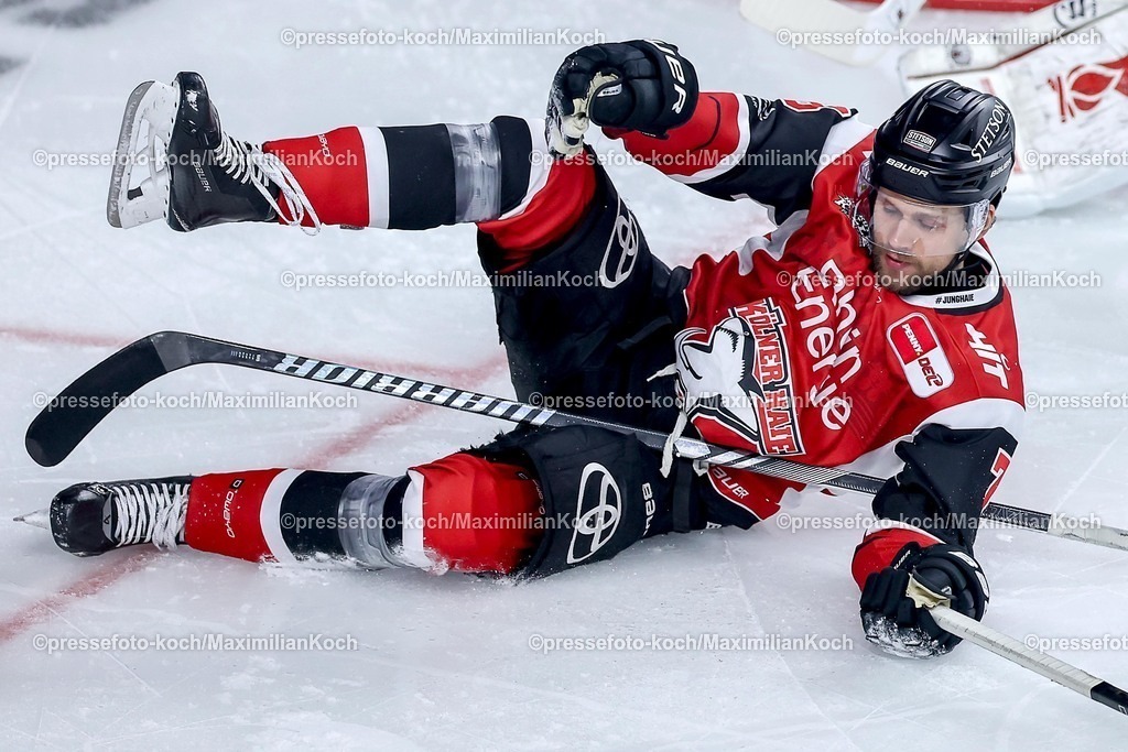 KEC20042601040 | 20.04.2026, Eishockey, DEL Halbfinale Play-Offs, Kölner Haie - Eisbären Berlin, Spiel 6, Lanxess-Arena Köln: Nate Schnarr (Kölner Haie #76) rutscht enttäuscht Enttäuschung liegend auf dem Eis 