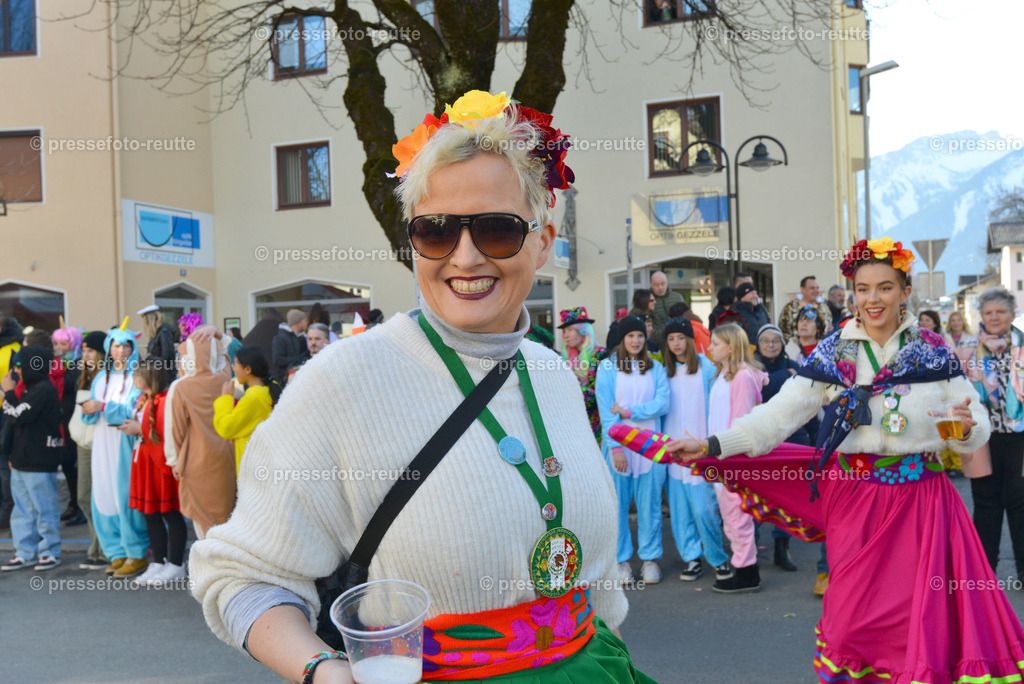news-2023-Feb16-Unsinniger_Fasching_Reutte-nik-WTV_7457 | Info aus dem Bezirk Reutte/Ausserfern Tirol sowie eine umfangreiche Bilddatenbank über die gesamte Region: Lechtal, Talkessel Reutte, Tannheimertal, Zwischentoren. Lech, Plansee, Zugspitze, Grenztunnel, B179, Fernpassstraße, Verkehr, Lawinen, Tradition, - Realisiert mit Pictrs.com