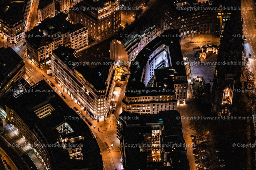 Hamburg_Nikolai_Kirche_Marnmal_Nachtaufnahme_ELS_6815060325 | HAMBURG 06.03.2025 Nacht- Lichter und Beleuchtung Ruine des Kirchengebäude des Mahnmals St. Nikolai im Ortsteil Altstadt in Hamburg, Deutschland. // Night lighting ruin of the church building of the St. Nikolai memorial in the Altstadt district in Hamburg, Germany. Foto: Martin Elsen