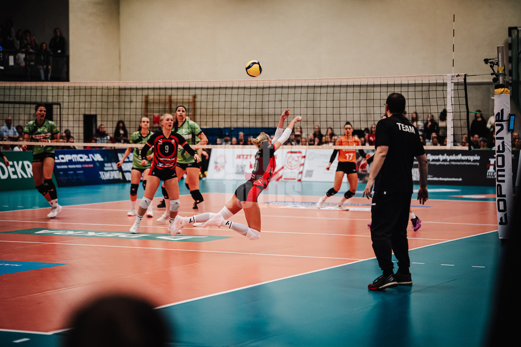 Volleyball | Frauen | Saison 2025/2026 | Volleyball Bundesliga | ETV Hamburger Volksbank Volleys vs. Ladies in Black Aachen | 29.10.2025 | Lina Köster (#3, ETV Hamburger Volksbank Volleys) springt zum Ball