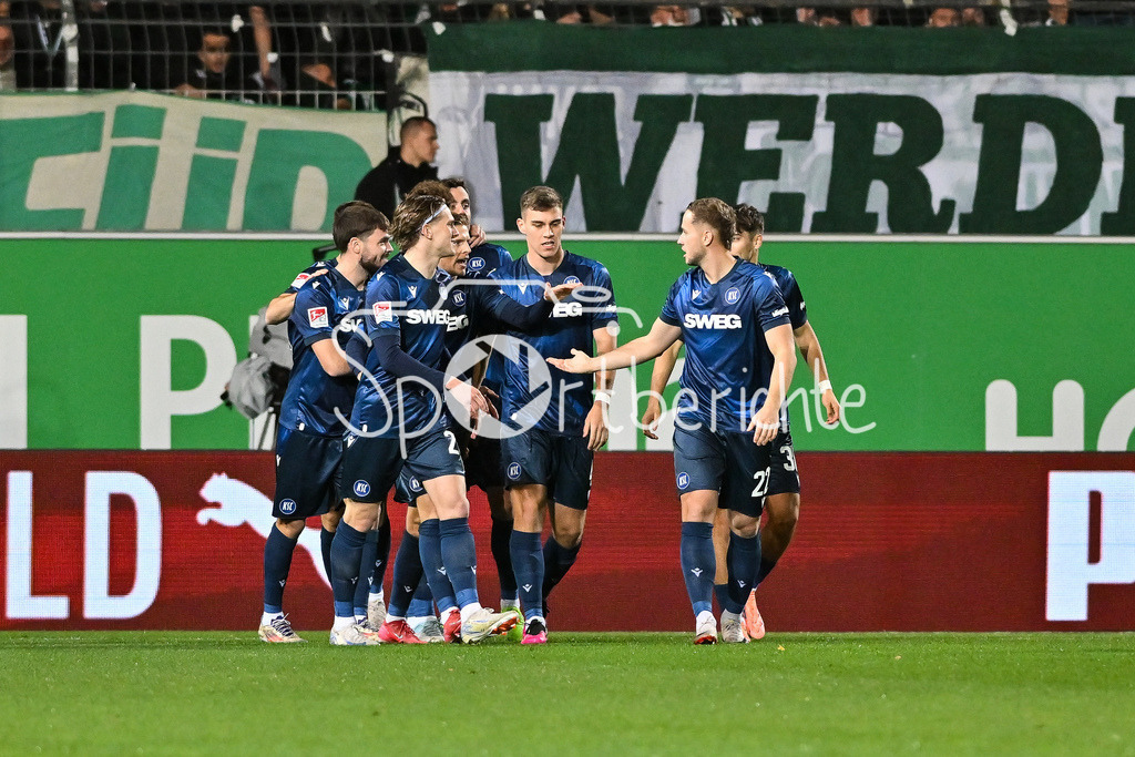 SpVgg Greuther Fürth - Karlsruher SC | FUERTH, GERMANY - OCTOBER 24: Fabian SCHLEUSENER (Karlsruher SC 24)  celebrating the goal to makes 0-1 during the 2. bundesliga match between SpVgg Greuther Fuerth vs. Karlsruher SC on matchday 10 at Sportpark Ronhof Thomas Sommer on October 24, 2025 in Fuerth, Germany / DFL REGULATIONS PROHIBIT ANY USE OF PHOTOGRAPHS AS IMAGE SEQUENCES AND/OR QUASI-VIDEO