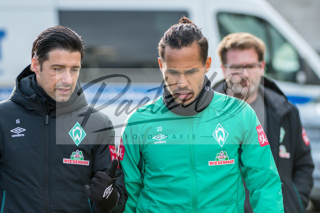 20200218_TRASVW_0007 | Fussball, Herren: Co-Trainer Ilia Gruev (SV Werder Bremen) und Theodor Gebre Selassie (Werder Bremen) schauen waehrend der Trainingseinheit des SV Werder Bremen auf dem wohninvest Weserstadion Trainingsplatz am 18.02.2020 in Bremen, Deutschland. - Realisiert mit Pictrs.com