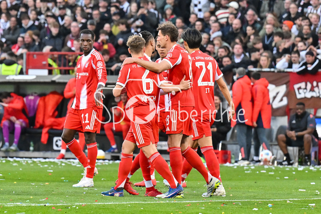 FC St. Pauli - FC Bayern München | ST. PAULI, DEUTSCHLAND - 11. APRIL: Jubel der Bayern nach dem Treffer zum 0-2 durch Leon GORETZKA (FC Bayern Munich 8) / Tor / Torschuetze / Freude / Happy während dem Bundesligamatch zwischen dem FC St. Pauli und dem FC Bayern München am 29. Spieltag im Millerntor Stadion / DFL REGULATIONS PROHIBIT ANY USE OF PHOTOGRAPHS AS IMAGE SEQUENCES AND/OR QUASI-VIDEO