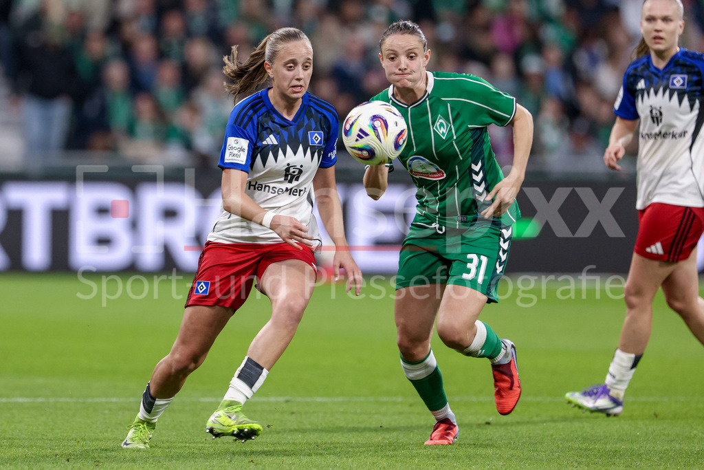 Fussball, Google Pixel Frauen-Bundesliga, SV Werder Bremen - Hamburger SV | v.li.: Victoria Schulz (Hamburger SV, 19) und Verena Wieder (SV Werder Bremen, 31) im Zweikampf, Duell, Dynamik, Aktion, Action, Spielszene, DIE DFB-RICHTLINIEN UNTERSAGEN JEGLICHE NUTZUNG VON FOTOS ALS SEQUENZBILDER UND/ODER VIDEOÄHNLICHE FOTOSTRECKEN. DFB REGULATIONS PROHIBIT ANY USE OF PHOTOGRAPHS AS IMAGE SEQUENCES AND/OR QUASI-VIDEO.