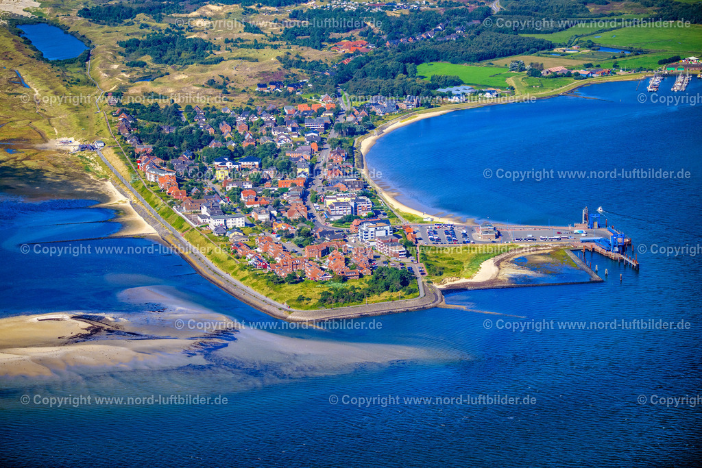 Amrum_Wittdün_ELS_3682280824 | WITTDüN AUF AMRUM 28.08.2024 Küstenbereich and der Südspitze der Nordsee - Insel Amrum mit der Wyker Dampfschiffs-Reederei Föhr-Amrum GmbH und Anlegestelle im Bundesland Schleswig-Holstein. Weiterführende Informationen bei: AmrumTouristik AöR,  Wyker Dampfschiffs-Reederei Föhr-Amrum GmbH. // Coastal area of southern tip of the North Sea island Amrum and pier in the state Schleswig-Holstein. Further information at: AmrumTouristik AoeR,  Wyker Dampfschiffs-Reederei Foehr-Amrum GmbH. Foto: Martin Elsen