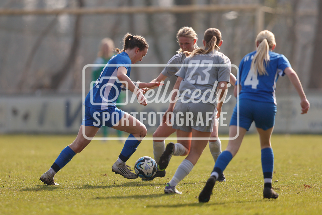 Fußball I Frauen I Saison 2025-2026 I Oberliga Niedersachsen I 15. Spieltag I SV Meppen 1912 e.v. U20 2 - BW Hollage -31 | Ein Zweikampf zwischen Hanna Burkert (3, SV Meppen 1912 e.v.) und Marie Wulftange (8, BW Hollage) - Realisiert mit Pictrs.com