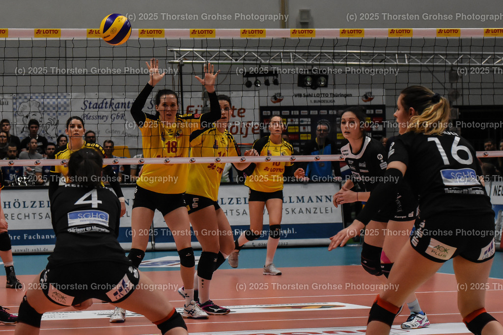 VBL VFB Suhl vs. SCHWARZ-WEISS Erfurt | (VFB Suhl) in Gelb, (Schwarz-Weiss Erfurt) in Schwarz; VBL VFB Suhl vs. SCHWARZ-WEISS Erfurt, Volleyball-Bundesliga Frauen am 17.02.2018 in der Multihalle in Meiningen, (Deutschland) - Realisiert mit Pictrs.com