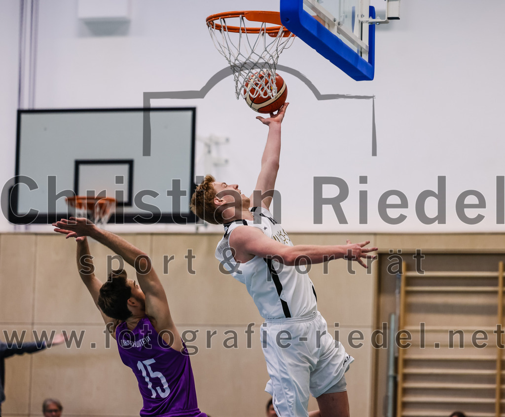 2022-05-01_051_TSV_Vaterstetten_gegen_DJK_Traunstein | Vaterstetten, Deutschland, 01.05.2022:
Basketball, Aufstiegsrunde zur Bayernliga 2021 / 2022, 5. Spieltag, TSV Vaterstetten gegen DJK Traunstein, Endergebnis: 87:79

Maximilian Hoernes (DJK Traunstein, #15), Alain Gales (TSV Vaterstetten, #14)

Foto: Christian Riedel / fotografie-riedel.net