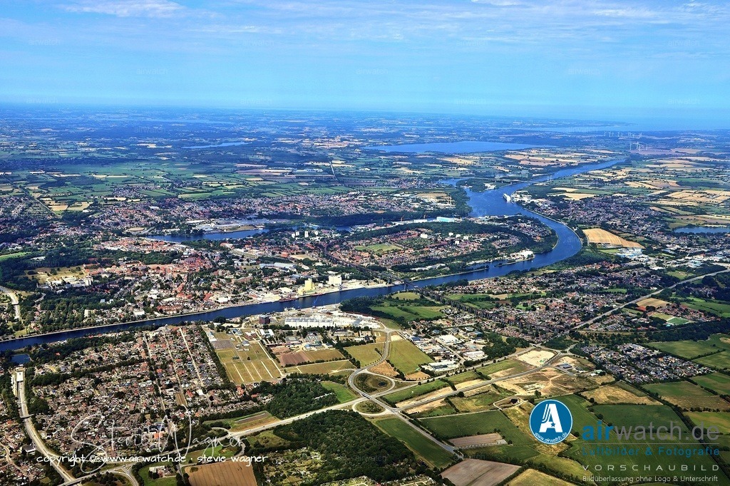 Luftbild Rendsburg - Rendsburg ist ein bedeutender Wirtschaftsstandort in Schleswig-Holstein | Rendsburg ist ein bedeutender Wirtschaftsstandort in Schleswig-Holstein, der durch seine zentrale Lage, die Anbindung an den Nord-Ostsee-Kanal sowie an die Autobahnen A7 und A210 geprägt ist. Die Region bietet beste Voraussetzungen für wirtschaftlichen Erfolg mit einer starken Infrastruktur, attraktiven Gewerbeflächen und hoher Lebensqualität.