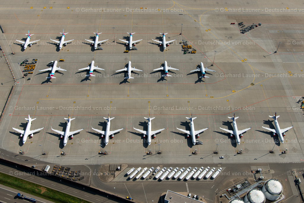 4023292 | STUTTGART 15.04.2020 Krisen- und Pandemie bedingt abgestellte Passagierflugzeuge der Fluggesellschaften Lufthansa und eurowings auf der Parkposition - Abstellfläche auf dem Flughafen in Stuttgart während des Corona Lockdown im Bundesland Baden-Württemberg, Deutschland. Weiterführende Informationen bei: Deutsche Lufthansa Aktiengesellschaft,  Flughafen Stuttgart GmbH,  Lufthansa Technik AG,  eurowings. // Passenger aircraft parked due to the crisis and pandemic on the parking position - parking area at the airport in Stuttgart during the corona lockdown in the state Baden-Wuerttemberg, Germany. Further information at: Deutsche Lufthansa Aktiengesellschaft,  Flughafen Stuttgart GmbH,  Lufthansa Technik AG,  eurowings. Foto: Gerhard Launer