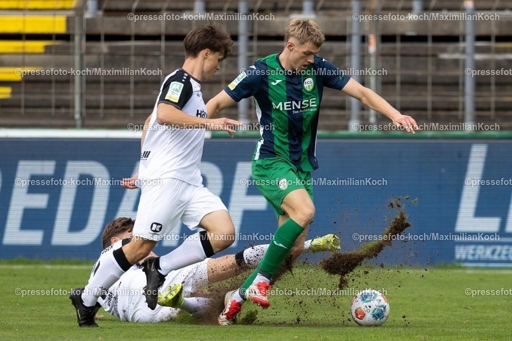 xKWIx13092501017 | 13.09.2025, xkwix, Fußball, Regionalliga West, FC Gütersloh - SV Rödinghausen, Ohlendorf Stadion im Heidewald: Luis Frieling (FC Gütersloh #21) im Zweikampf gegen Leonard Köhler (SV Rödinghausen #14) und Maximilian Hippe (SV Rödinghausen #5)