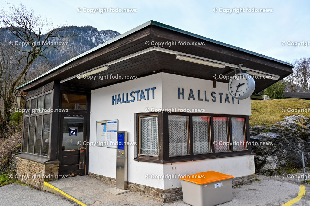 Hallstatt_ 13.01.2023-9 | 13.01.2023, Hallstatt, AUT, Hallstatt, im Bild Bahnhof, Bahnhofsgebaeude, Bahnsteig, Zug, OeBB, Touristen, Reisende