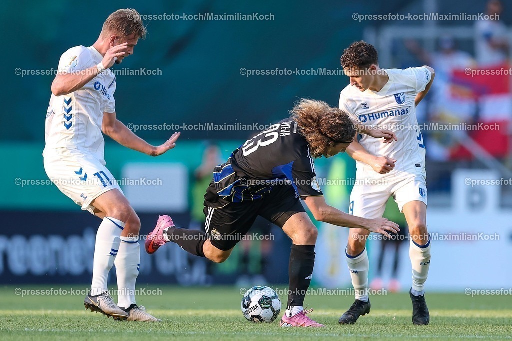 DFB15082501057 | 15.08.2025, Fußball, DFB-Pokal, 1. FC Saarbrücken - 1.FC Magdeburg, Ludwigsparkstadion, Saison 2025 2026: Tim Civeja (1FC Saarbruecken #23) im Zweikampf gegen  Martijn Kaars (1FC Magdeburg #09)  und Alexander Ahl Holmström   DFB regulations prohibit any use of photographs as image sequences and or quasi-video.