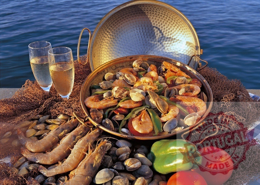 Seafood cataplana cooking by the sea with champagne | Cataplana pot brimming with fresh seafood, prawns, and clams by the ocean - Realisiert mit Pictrs.com