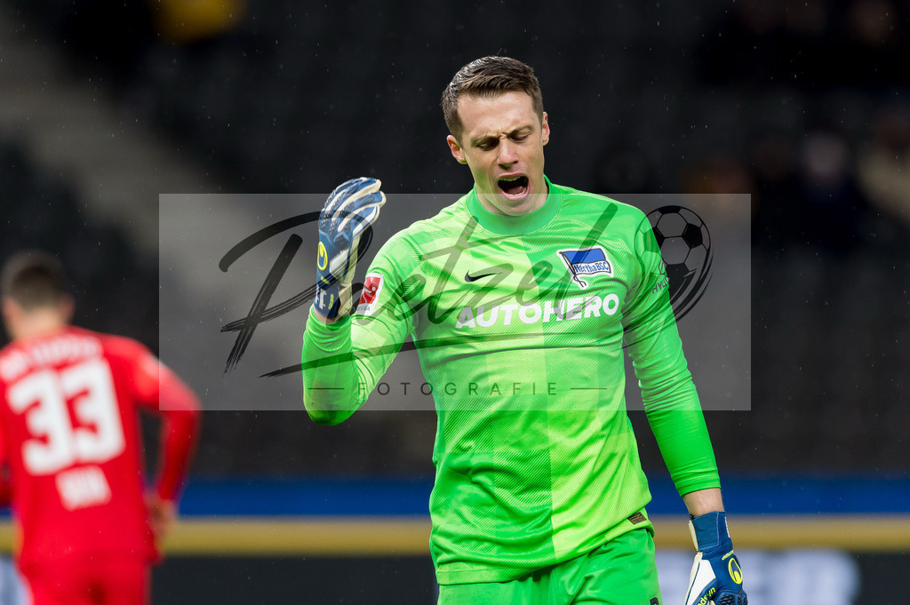BSCRBL20220220_088 | Fussball, Herren: Torwart Alexander Schwolow (Hertha BSC) enttaeuscht bei dem Spiel der 1. Bundesliga zwischen Hertha BSC und RB Leipzig im Olypiastadion am 20.02.2022 in Berlin, Deutschland.DFB / DFL REGULATIONS PROHIBIT ANY USE OF PHOTOGRAPHS AS IMAGE SEQUENCES AND/OR QUASI-VIDEO. - Realisiert mit Pictrs.com