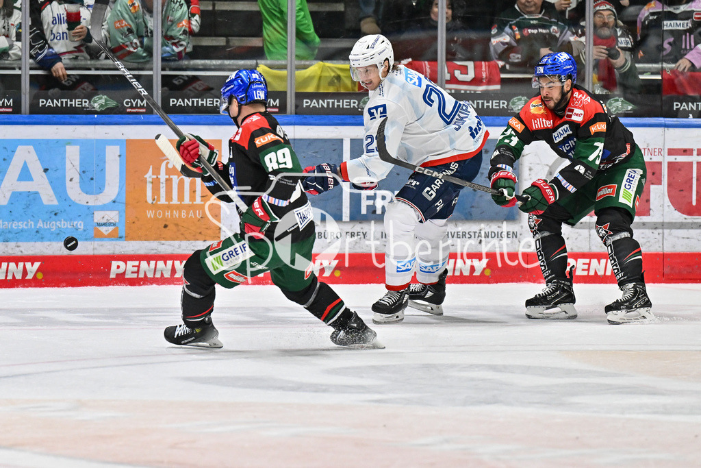 Augsburger Panther - Adler Mannheim | v. l. Mark ZENGERLE (Augsburger Panther #89) / Jyrki JOKIPAKKA (Adler Mannheim 23) und Nicholas BAPTISTE (Augsburger Panther 73) / Zweikampf / DEL: Augsburger Panther - Adler Mannheim, Curt Frenzel Stadion am 16.02.2025