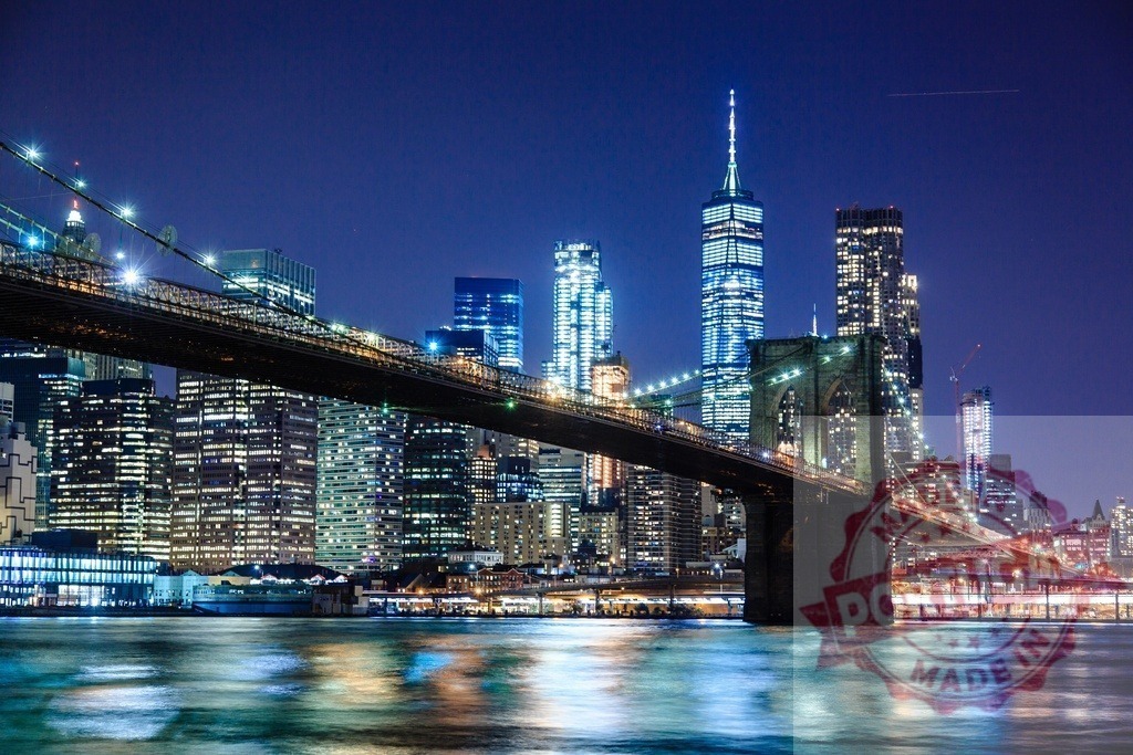 Brooklyn Bridge spanning East River with Manhattan skyline at night | Brooklyn Bridge and One World Trade Center dominating the illuminated New York City skyline reflected in river - Realisiert mit Pictrs.com