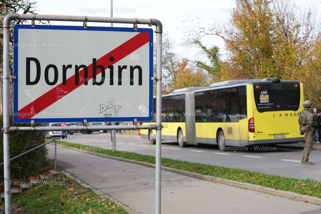 20221111 Amoklauf in Mittelschule Haselstauden | DORNBIRN, OESTERREICH - 11. NOVEMBER: Polizeieinsatz waehrend des Amoklaufs in der Mittelschule Haselstauden in Mittelschule Haselstauden on November 11, 2022 in Dornbirn, Austria.