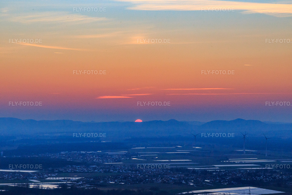 Luftbild: Sonnenuntergang hinter der Haardt in Hatzenbühl im Bundesland Rheinland-Pfalz in Deutschland. Foto: IMG_105250.jpg vom 24.03.2018 durch Werner Riehm/FLY-FOTO.de
