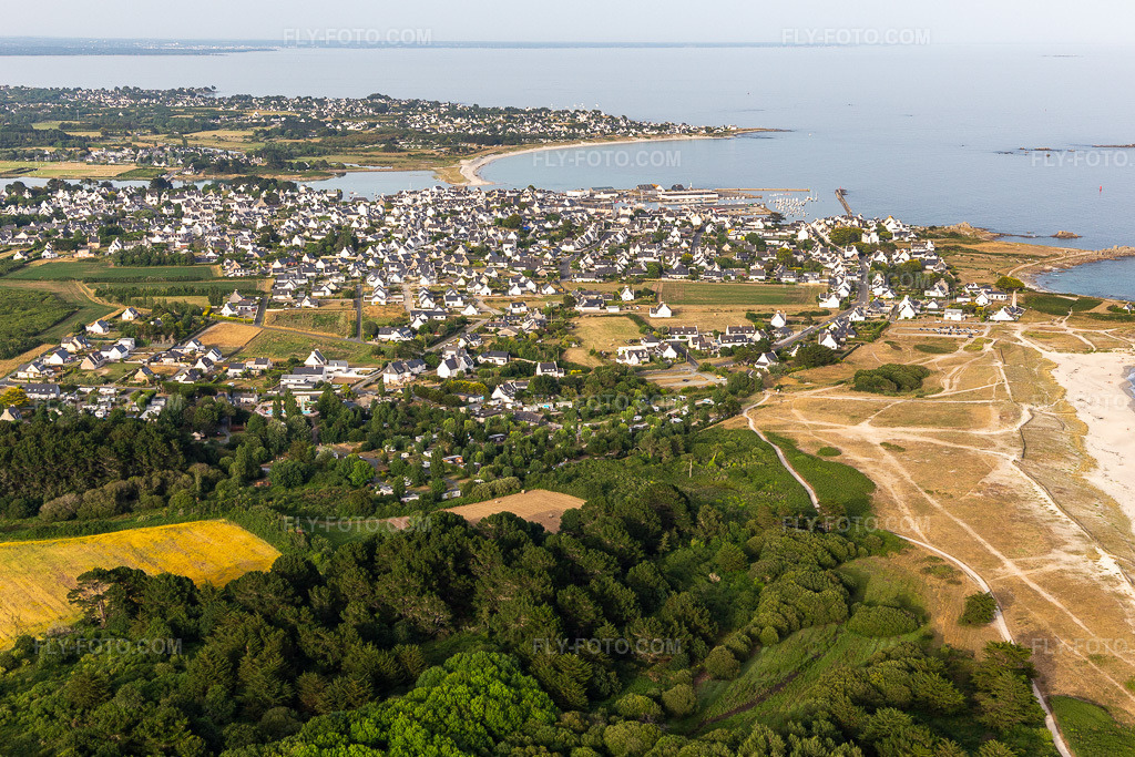 Aerial view: View of the town in Plobannalec-Lesconil in the state Finistere, France. – Photo: IMG_132474.jpg taken on 06/17/2022 by Werner Riehm/FLY-FOTO.com – Resolution of the original: 5247 x 3498 px
