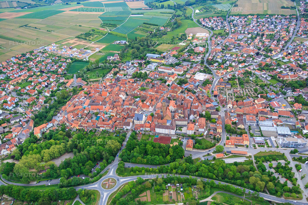 Luftbild: Altstadt aus Südwesten in Volkach im Bundesland Bayern in Deutschland. Foto: IMG_078900.jpg vom 14.05.2015 durch Werner Riehm/FLY-FOTO.de