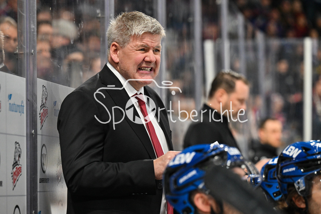 Nürnberg Ice Tigers - Augsburger Panther | NUREMBERG, GERMANY - 23. JANUARY: im Bild Bill PETERS Trainer Augsburger Panther / Einzelfoto / Freisteller während dem Match zwischen den Nürnberg Ice Tigers und den Augsburger Panthern am 42. Spieltag der Penny DEL in der PSD Bank Nürnberg Arena