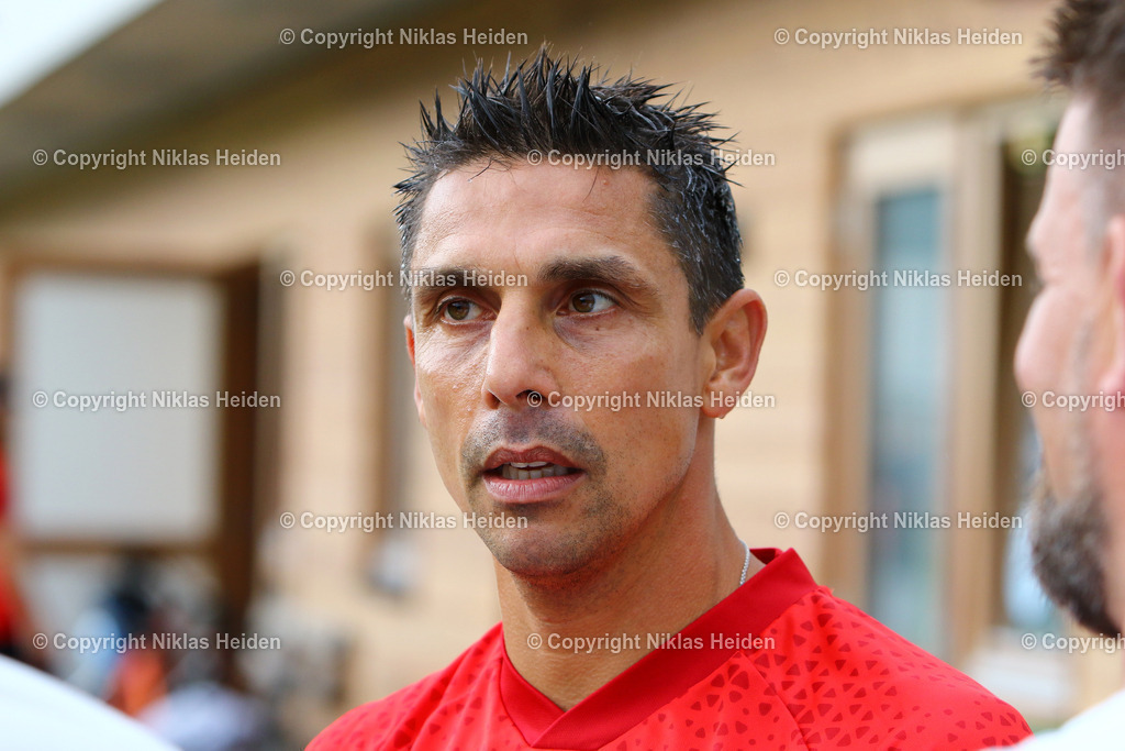 NH_HolsteinKiel_Trainingslager_Oesterreich_Training_27072024 | Marcel Rapp (Trainer, Holstein Kiel) war nach dem Gewitter völlig durchnässt.Fußball I Herren I Training I Saison 2024-2025 I Holstein Kiel I Trainingslager Seefeld (Österreich) I 27.07..2024 I Seefeld Sports Arena