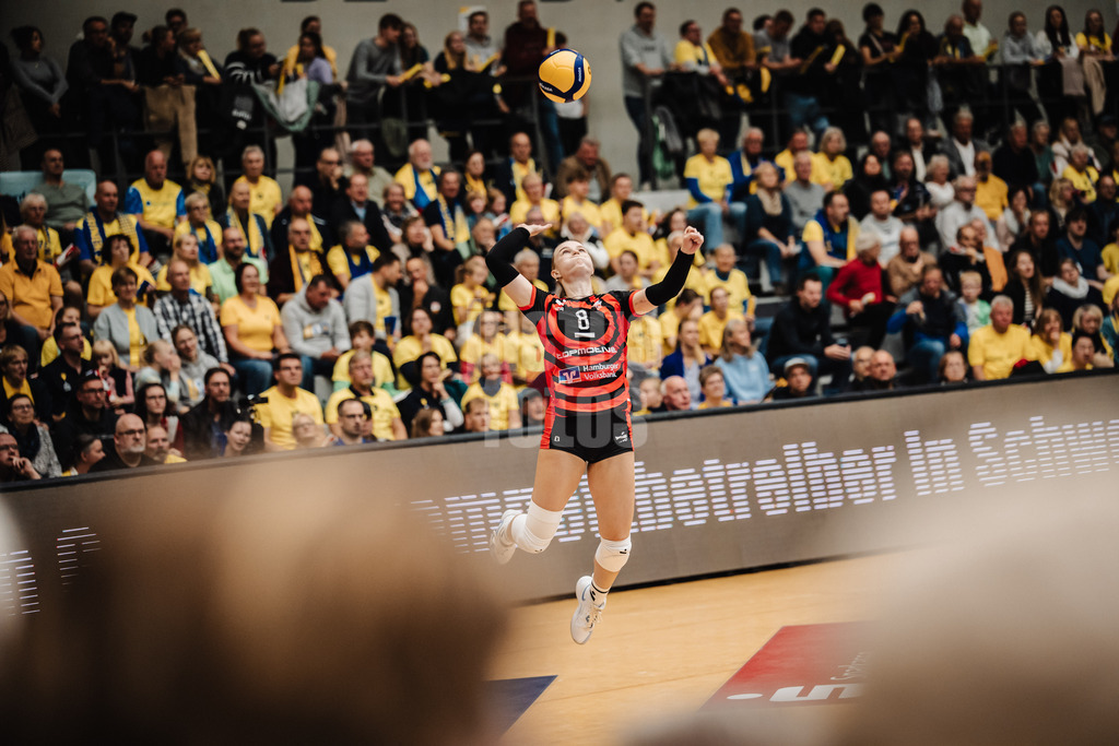 Volleyball | Frauen | Saison 2025/2026 | Volleyball Bundesliga | SSC Palmberg Schwerin vs. ETV Hamburger Volksbank Volleys | 18.10.2025 | Zoe Konjer (#8, ETV Hamburger Volksbank Volleys) beim Aufschlag