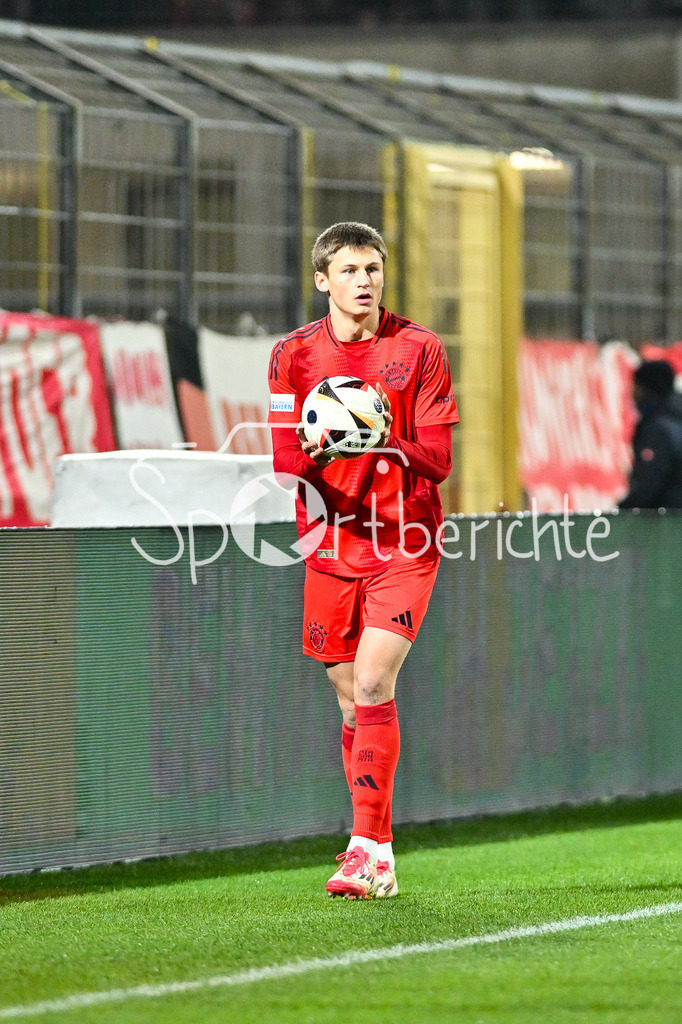 FC Bayern Amateure - FC Augsburg II | beim Einwurf Magnus DALPIAZ (FC Bayern München II #2) / Einzelfoto / Freisteller / Regionalliga Bayern: FC Bayern Muenchen II - FC Augsburg II, Gruenwalder Stadion am 14.03.2025