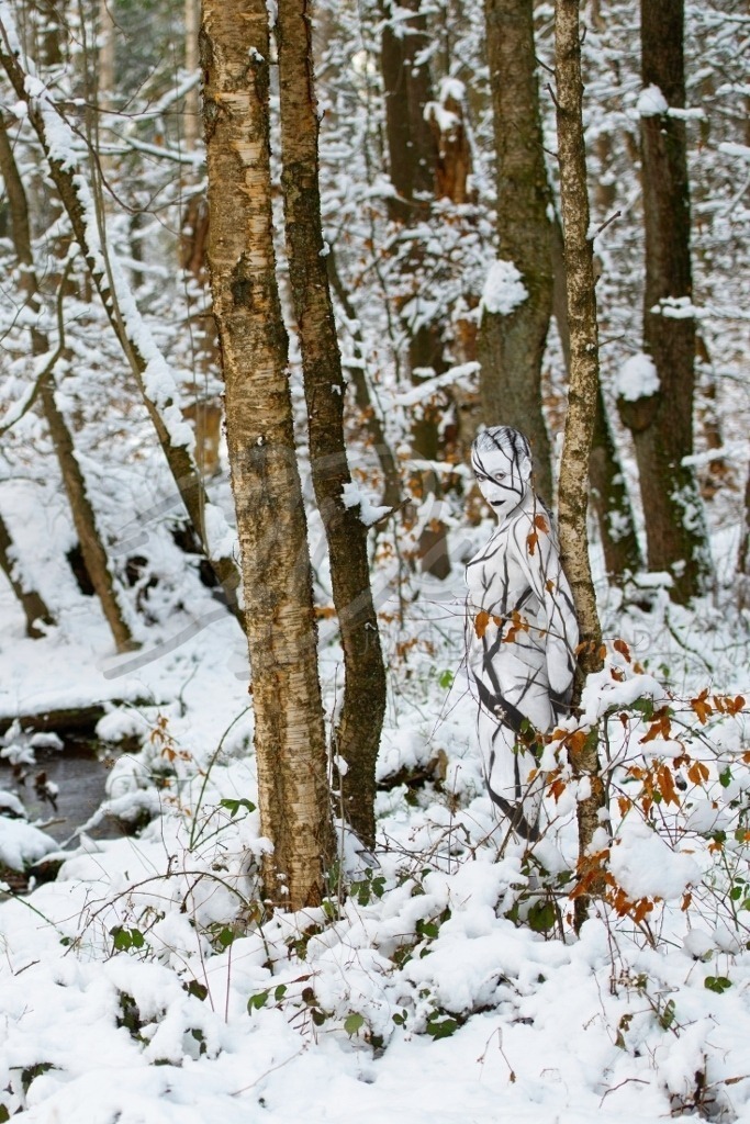 NatureArt-SNOWSOLLING_162114c1 | Die Schneefrau schaut | #012 | Modell: Darky | Foto: Carsten Dauer - Realisiert mit Pictrs.com