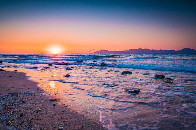 Strand bei Sonnenuntergang auf der Insel Kos | Professionelle Natur- & Landschaftsfotos als Poster, auf Leinwand & viele mehr. Wähle aus einer Vielzahl an Formaten & Materialien Dein perfektes Bild. - Realisiert mit Pictrs.com